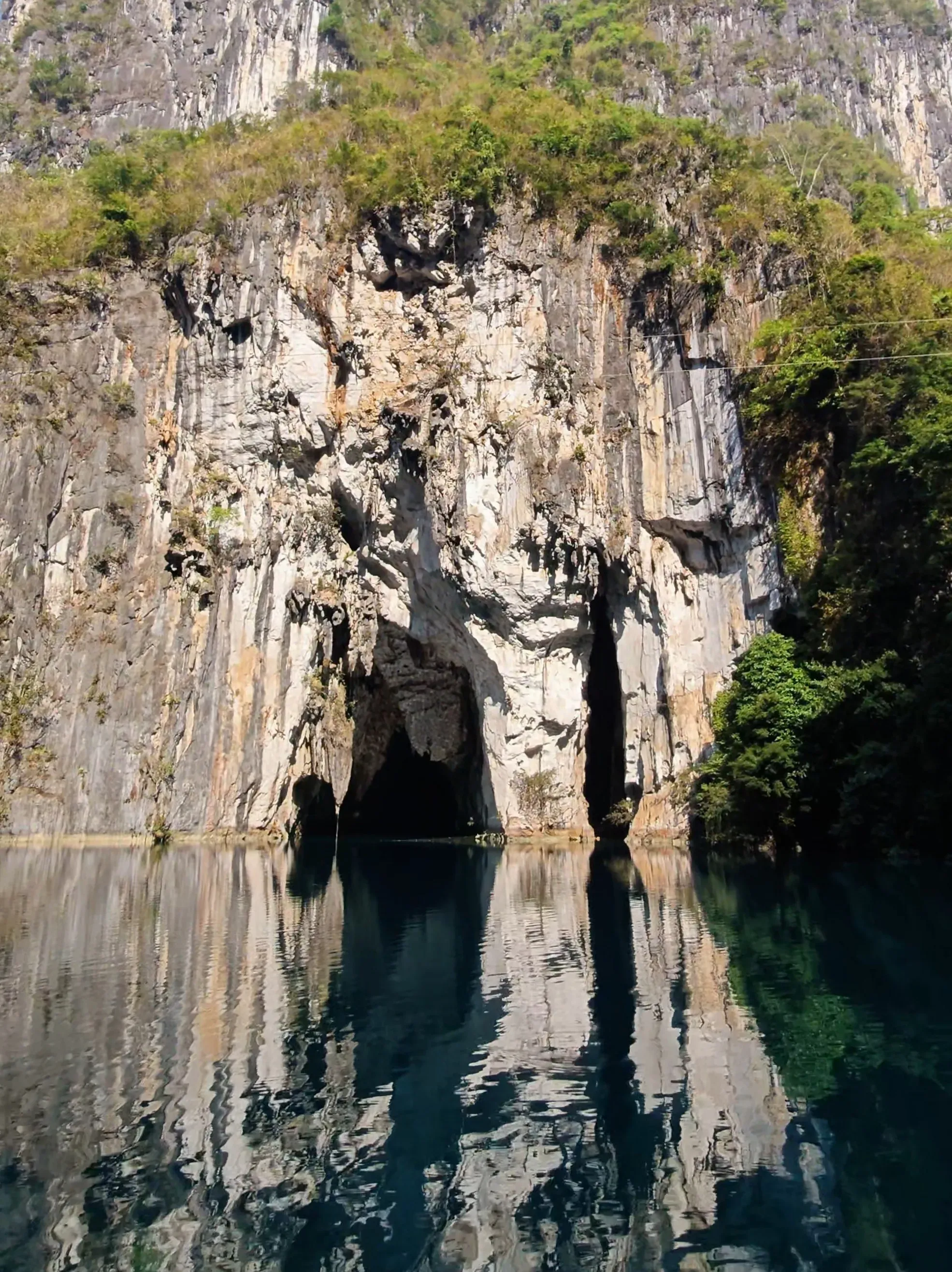 广西凌云浩坤湖弄林出水溶洞