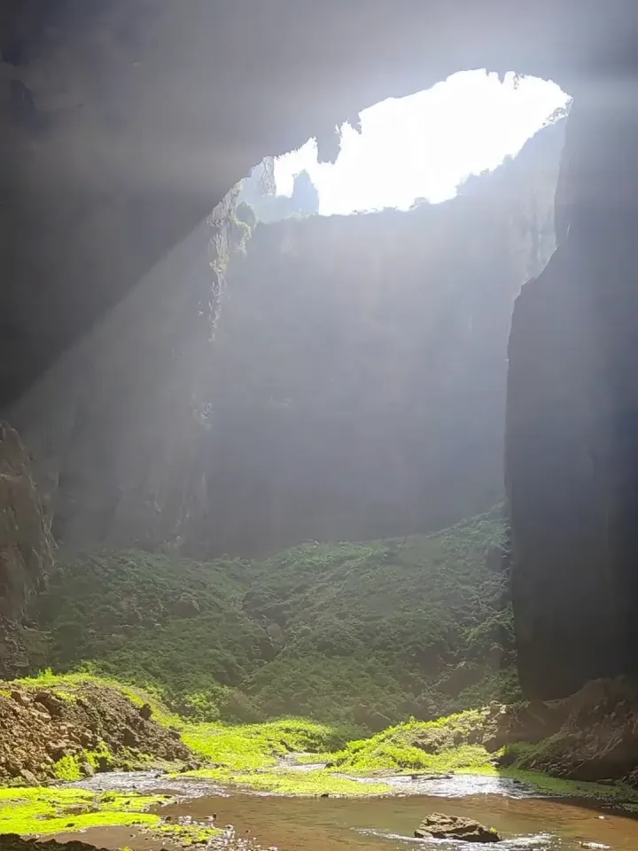 广西凌云浩坤湖岩流天窗