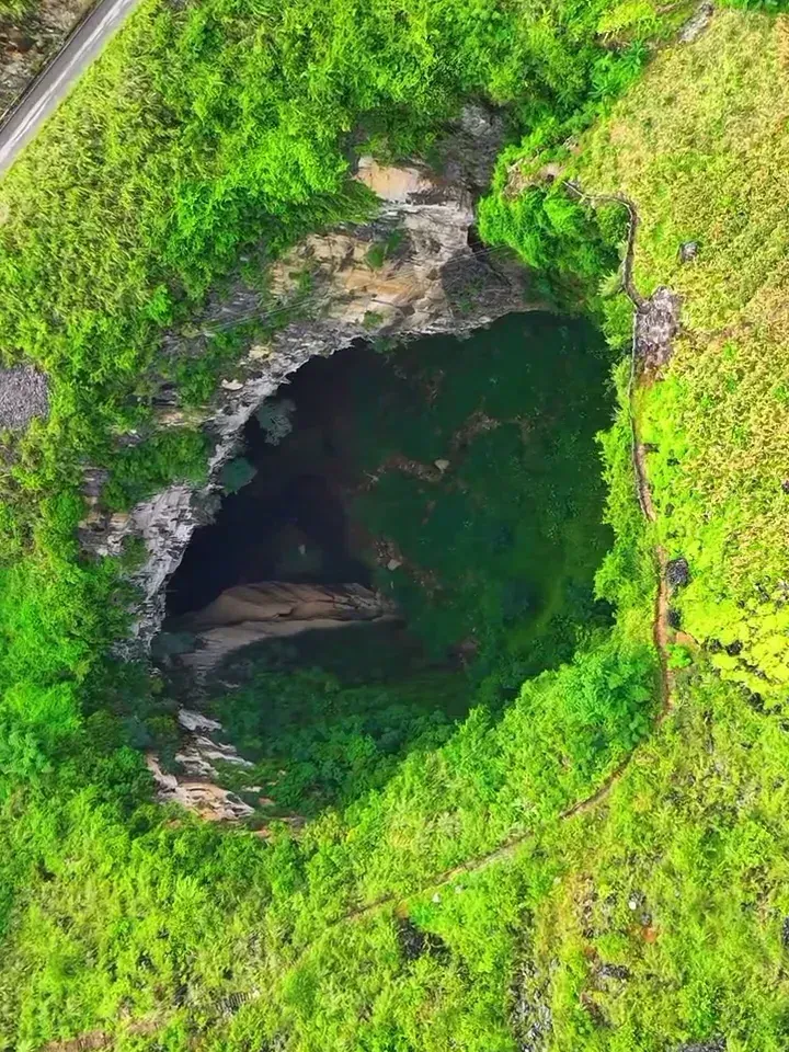 广西凌云浩坤湖岩流天窗