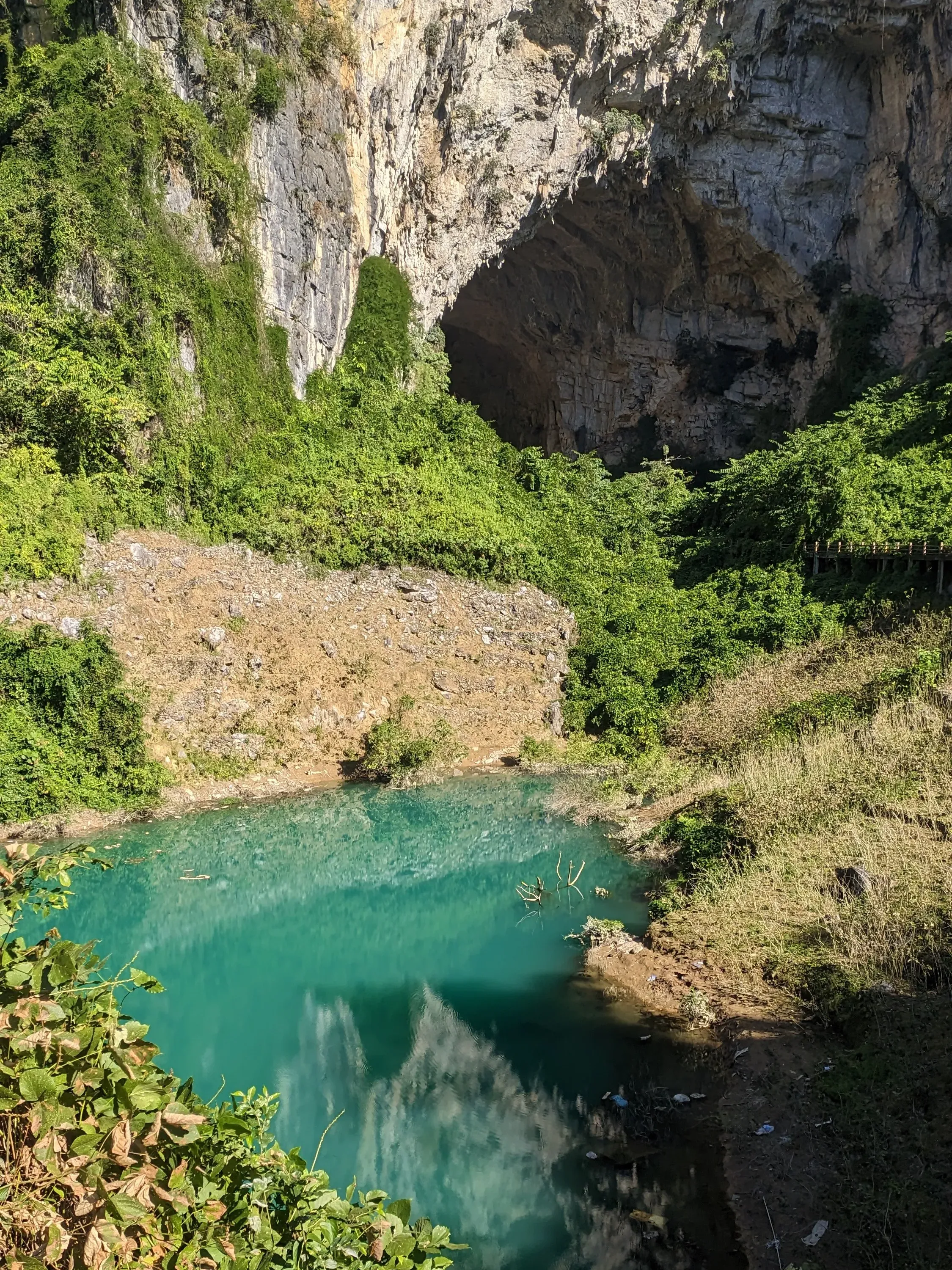 广西凌云浩坤湖地下河天窗及溶洞