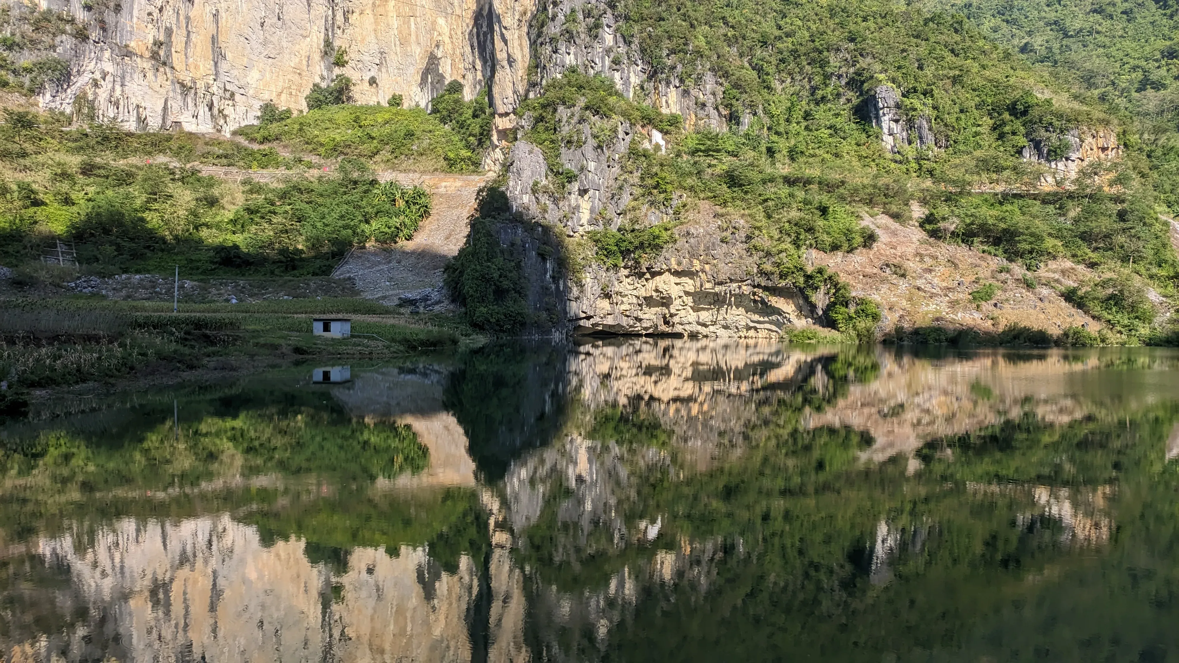 广西凌云浩坤湖弄盘出水溶洞